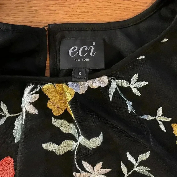 Eci Floral Floral Embroidered Bell Sleeve Womens Midi Dress Size 6 NWOT‎ - Picture 2 of 8